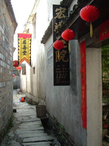 Narrow alley