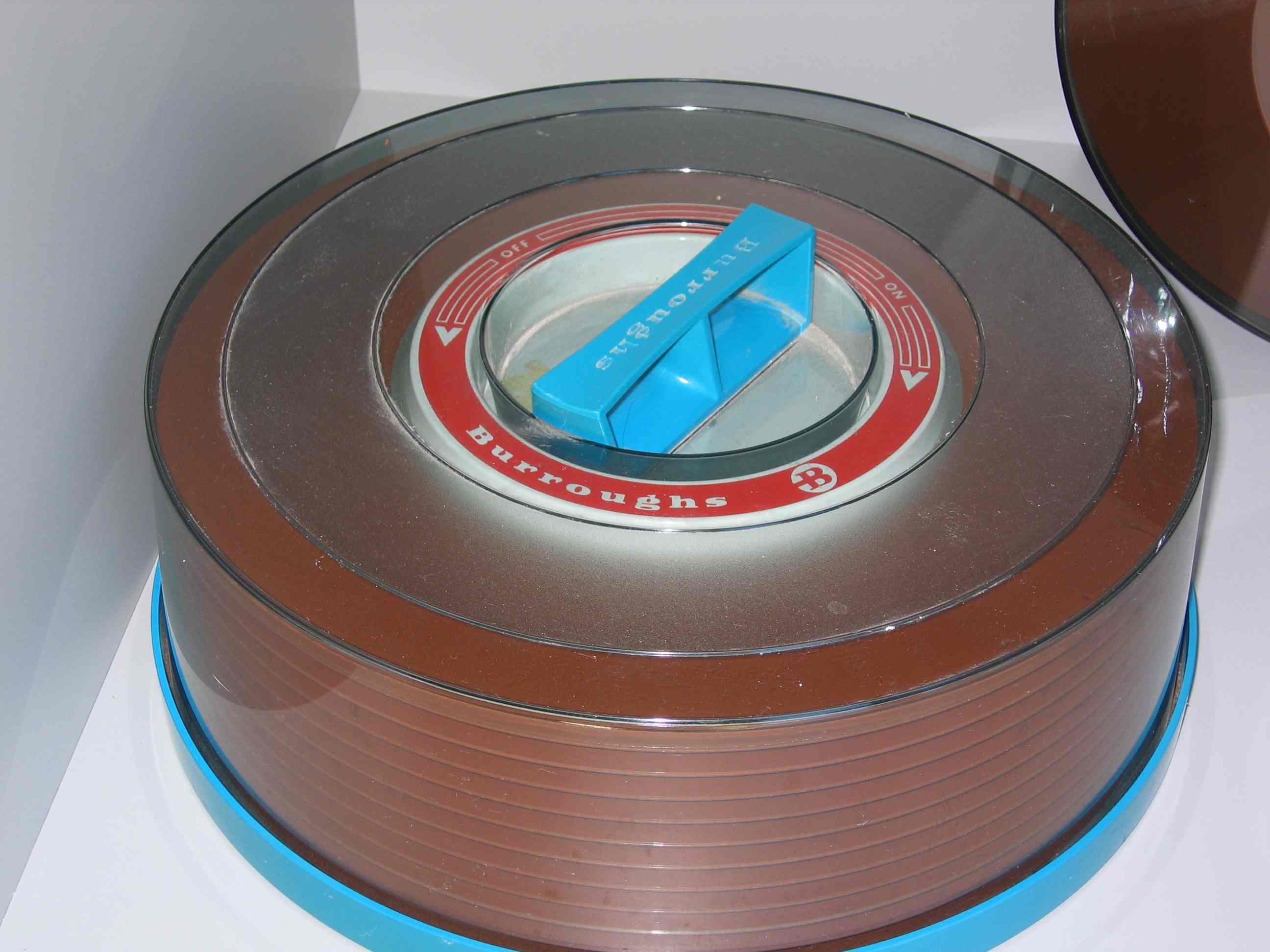 Диск авторизация. Магнитные диски IBM. Сменные магнитные диски. Магнитные диски ЭВМ. Магнитные диски ЭВМ 3 поколения.